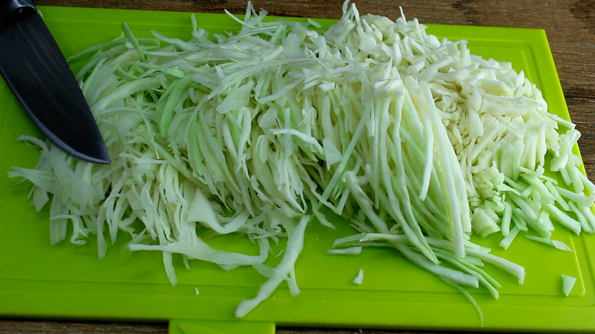 Такой салат вы наверняка ещё не пробовали: оригинальный рецепт салата с сухариками (необычное, но вкусное сочетание ингредиентов)