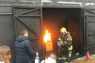    Спасатели в Москве проводят имитацию опасных ситуаций, которые могут возникнуть дома ©Иван Чинаев РИАМО