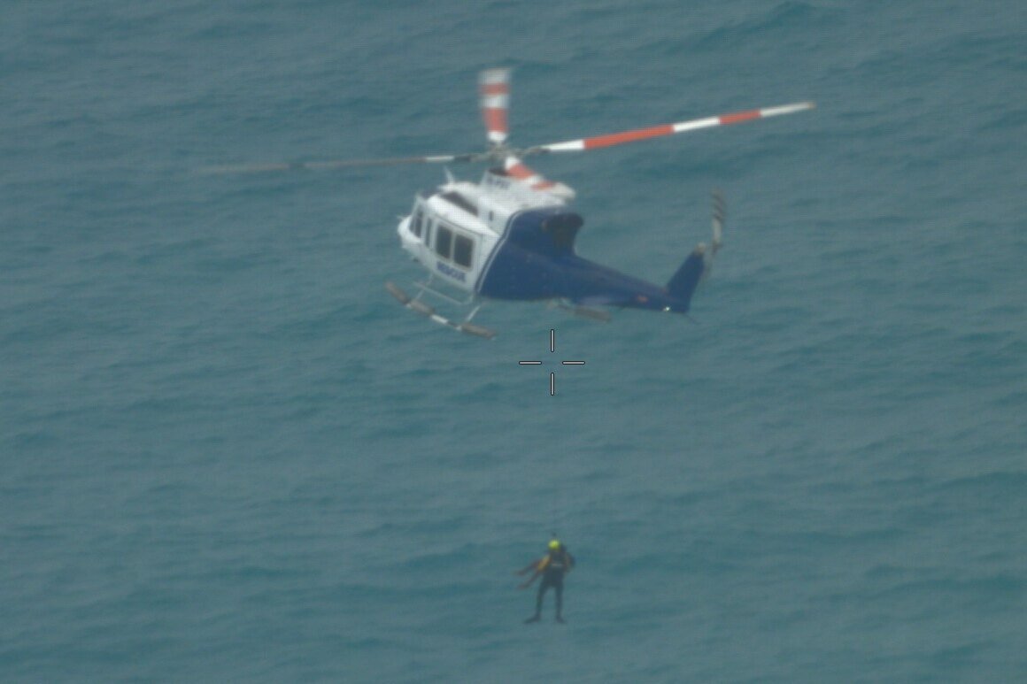     Мужчина выжил, почти сутки находясь в воде с акулами и крокодилами