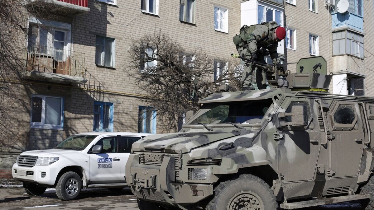    Украинский военный в Соледаре Донецкой области© AFP 2022 / Anatolii Stepanov