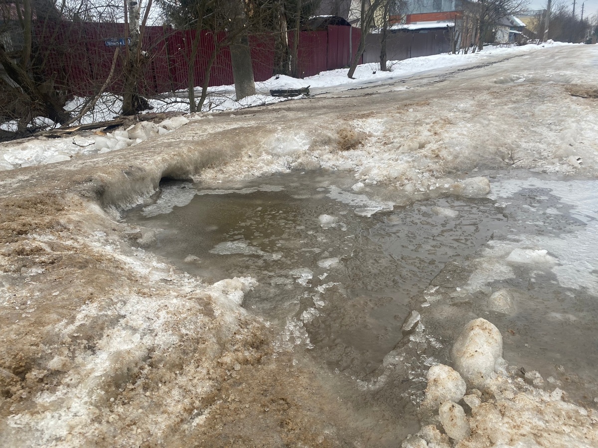 В Туле жители поселка жалуются на глыбы льда: на улице застревают  полноприводные машины | Тульская Пресса | Дзен