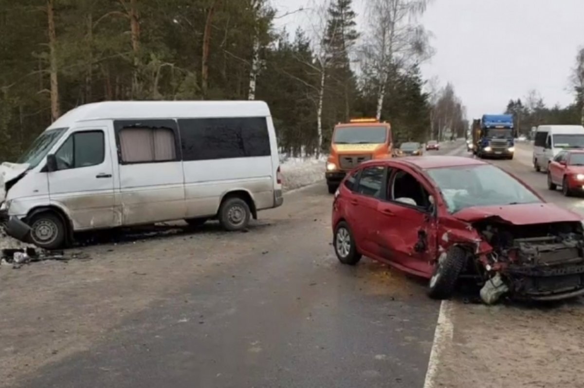    В Дзержинске 4 человека пострадали при столкновении Citroën и микроавтобуса