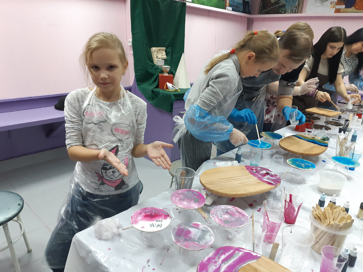 Делаем подарки из эпоксидной смолы бабушкам к 8 марта. Рядом муж со своей старшей дочерью.