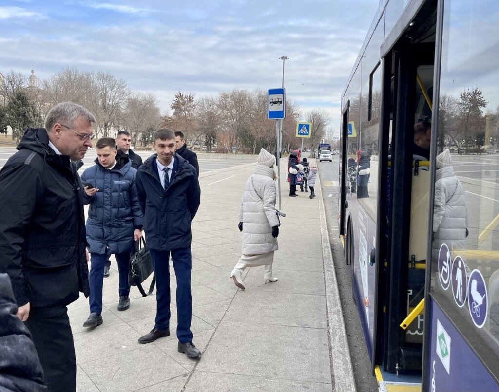 Астраханский губернатор прокатился на новом автобусе | AST-NEWS.RU -  АСТРАХАНСКИЕ НОВОСТИ | Дзен