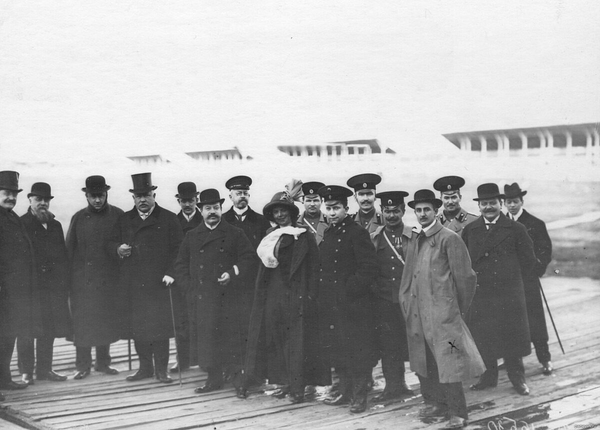 В.А. Лебедев (справа, в котелке и сером пальто, на нём фотограф любезно поставил опознавательный крестик) на первом Всероссийском празднике воздухоплавания (сентябрь 1910 г.).