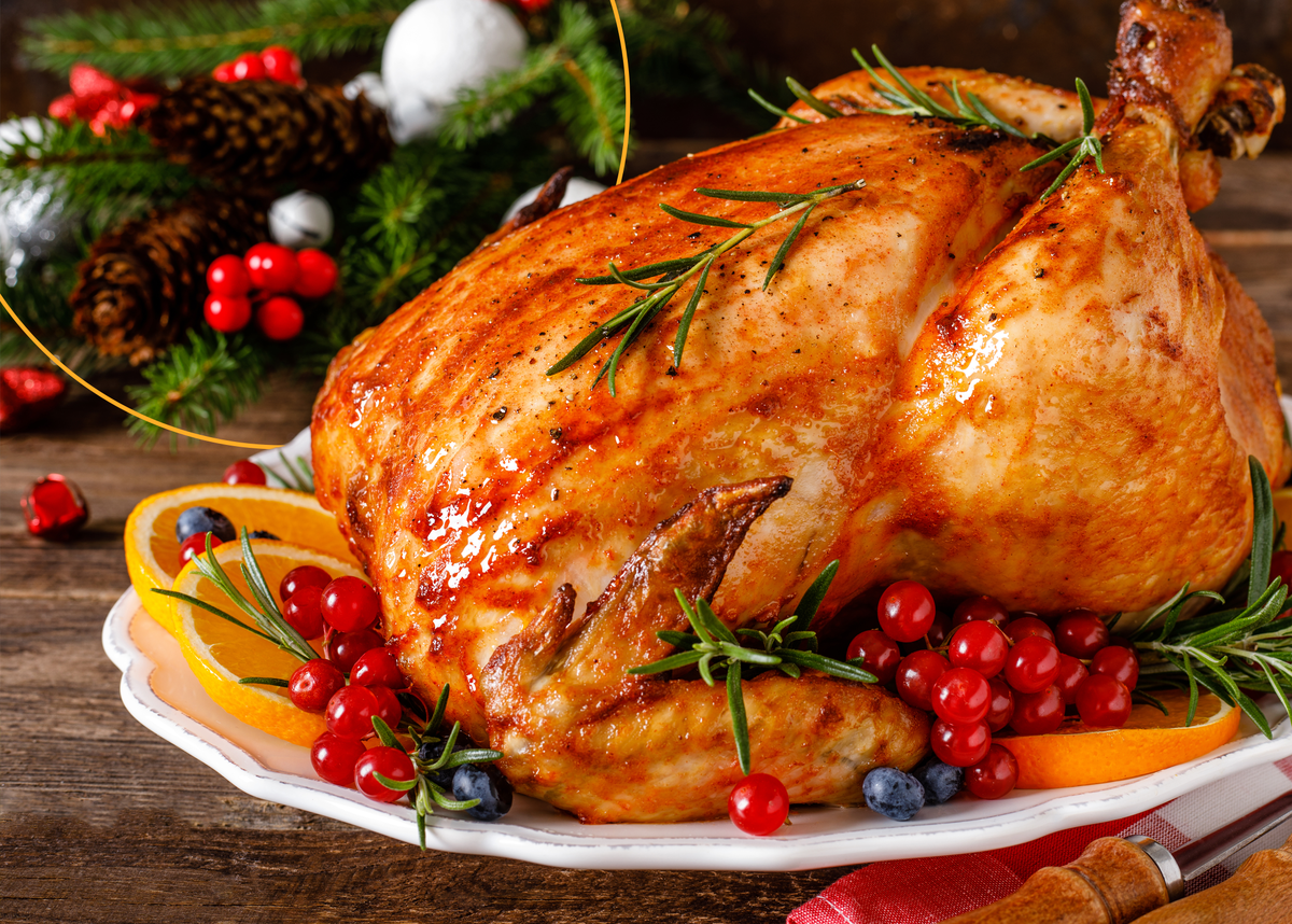 фаршированная рождественская индейка. рождественская индейка (christmas turkey) ингредиенты. блюда из курицы. курица на новогодний стол. курица на новогодний стол.