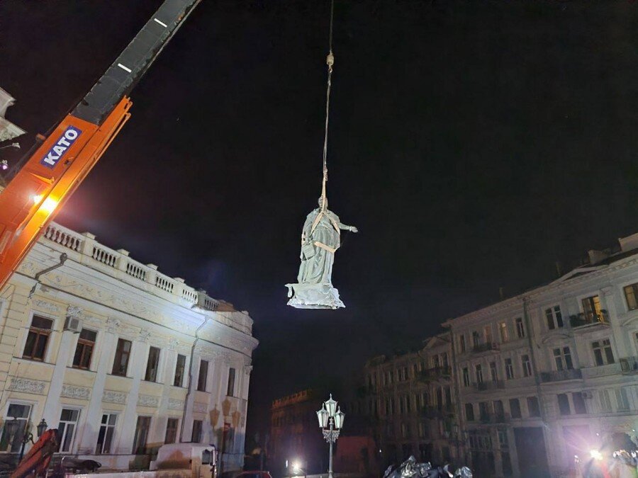 Кран КАто уносит Катю
