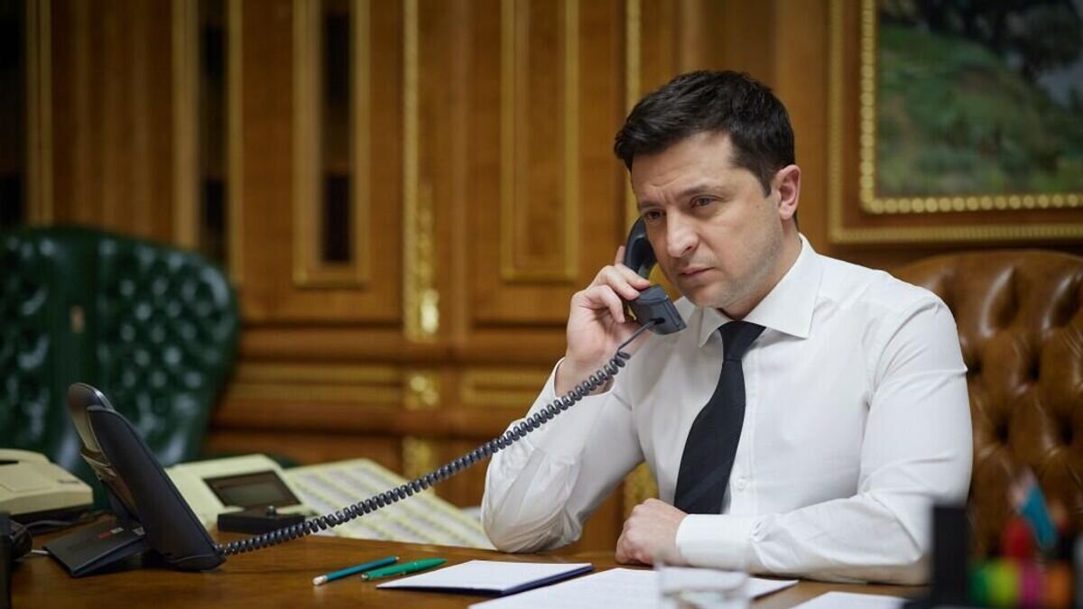    Президент Украины Владимир Зеленский во время телефонного разговора CC BY-SA 4.0 / Офис президента Украины /