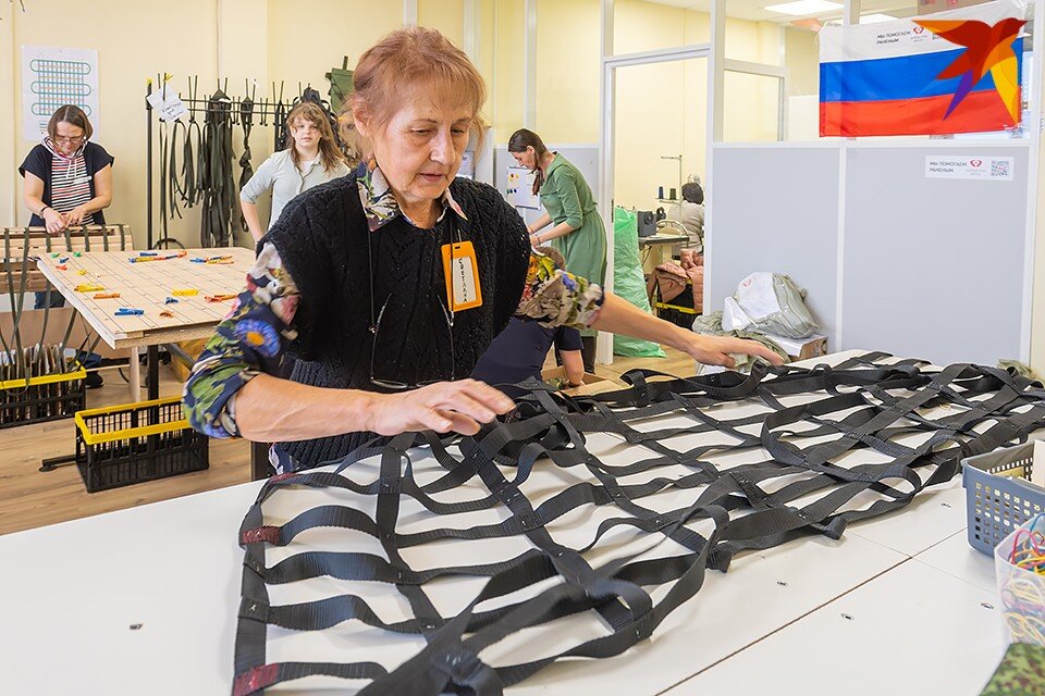     В Оленегорске создают тактические носилки для участников спецоперации. Михаил ФРОЛОВ