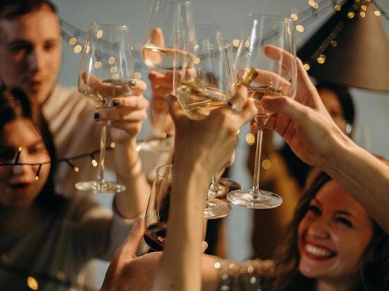     Что можно и нельзя делать в новогоднюю ночь. Фото: pexels.com