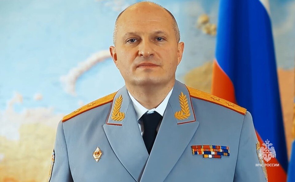     Глава МЧС Александр Куренков, кадр из новогоднего ролика ведомства.