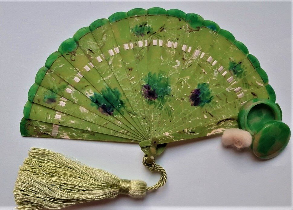 Веер-бризе с коробочкой румян и пуховкой, бакелит, шёлковый шнур, 1930-е.  Fan d'Eventails, официальный сайт -www.fandeventails.fr 