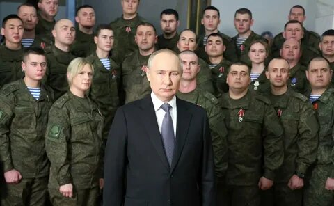 Поздравление с 2023 годом Президента В.Путина. За спиной у него народ, простые люди, а не ЧВК, вышколенные профессиональные наемники, солдаты удачи. Власть опирается на вооруженный народ. 
