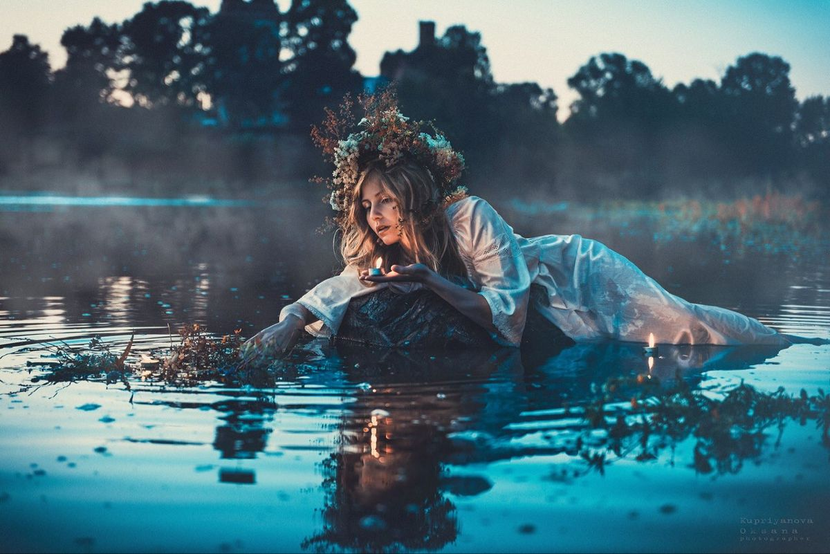 Девушка в брызгах воды