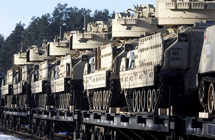    Партия американских боевых машин пехоты Bradley.Ints Kalnins/Reuters