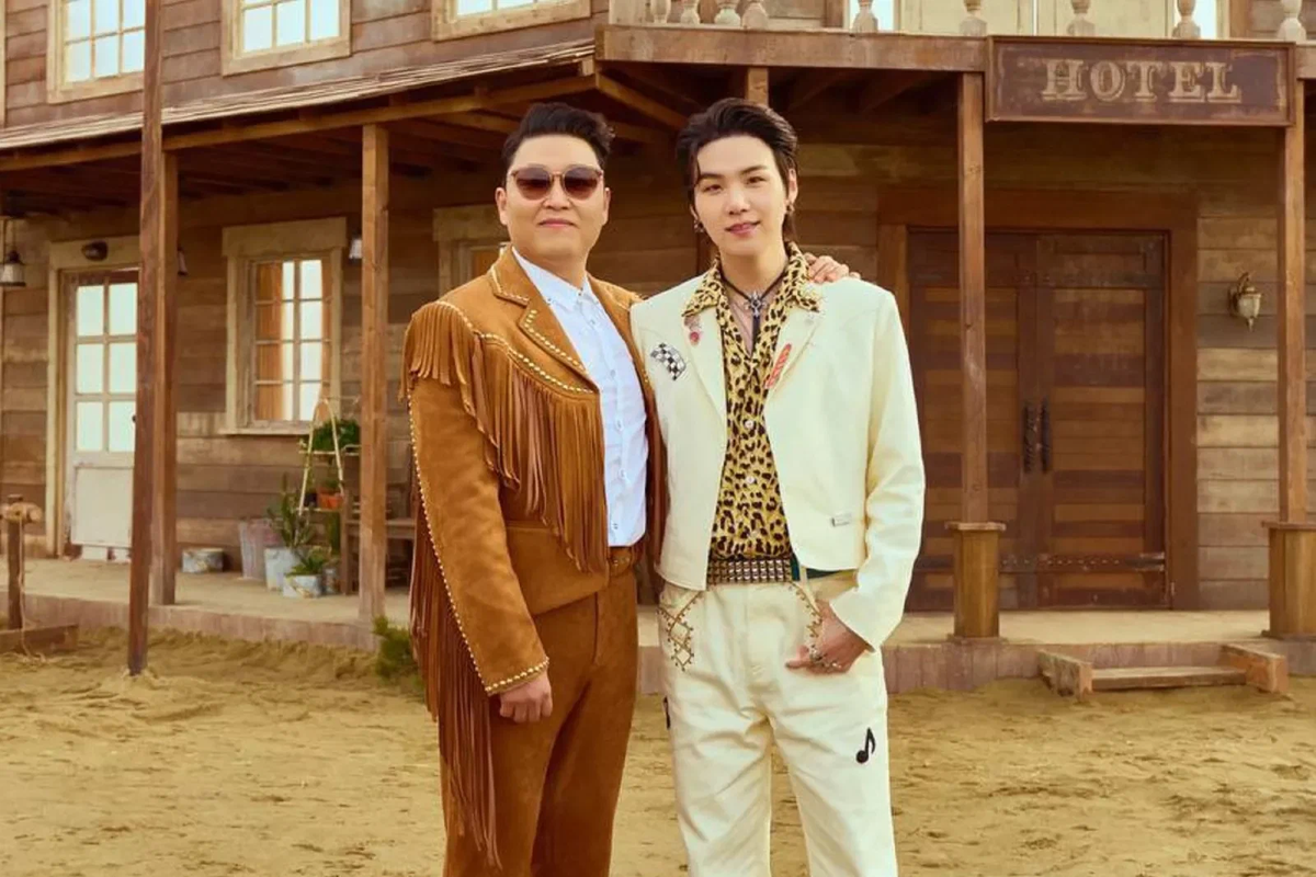 Выглядит, словно гордый отец пришел на выпускной своего сынульки