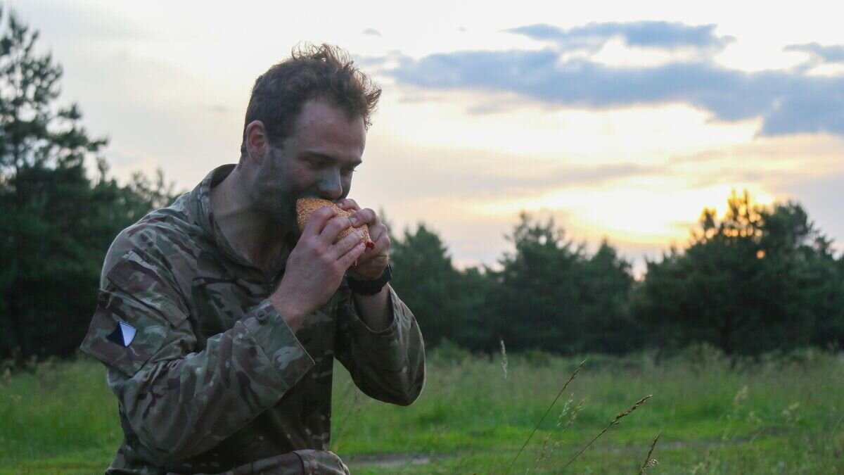    Солдат британской армии во время завтрака на учениях© U.S. Army / Spc. Justin Stafford