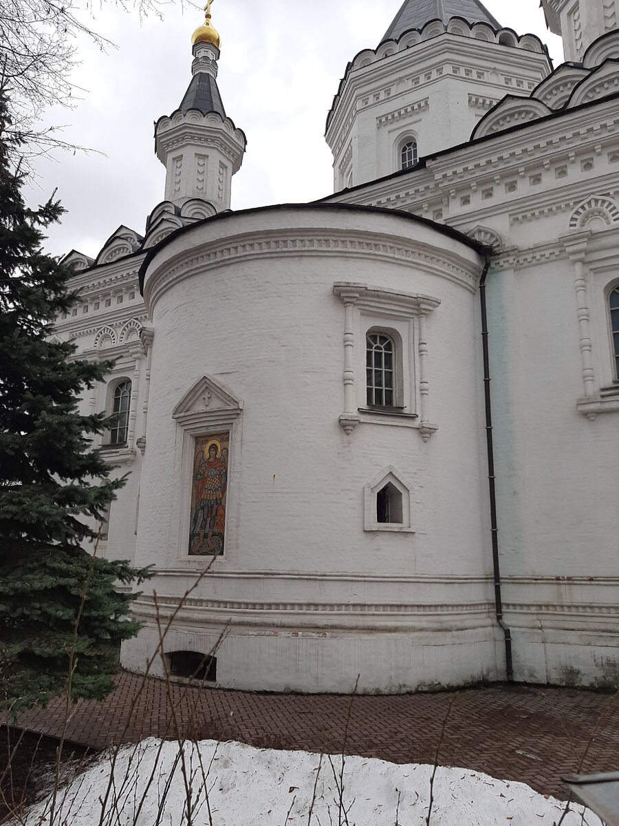 Фото автора : храма Архангела Михаила при клиниках на Девичьем поле, Москва, улица Еланского, дом 2а.