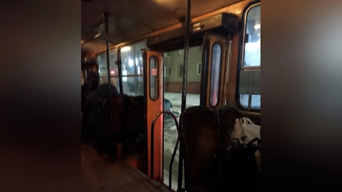    Саратовцы возмутились поездке на автобусе № 20 с открытой дверью в морозНовости Саратова и области – Сетевое издание «Репортер64»