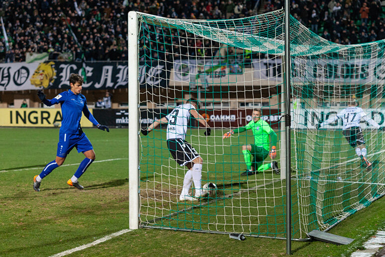«Торпедо» - «Балтика» (Калининград) – 1:0. Торпедовец Иван С ергеев забивает единственный мяч в матче.