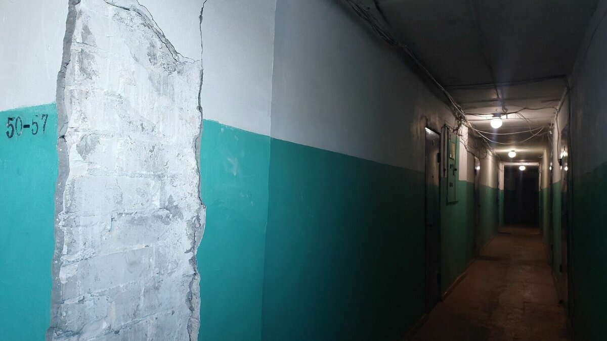     Жители многоэтажки на улице Дружаева в Нижнем Новгороде жалуются, что их дом разрушается — на стенах и потолках в подъезде появились глубокие трещины. Корреспондент NewsNN побывал на месте и убедился — объект нуждается в капитальном ремонте.