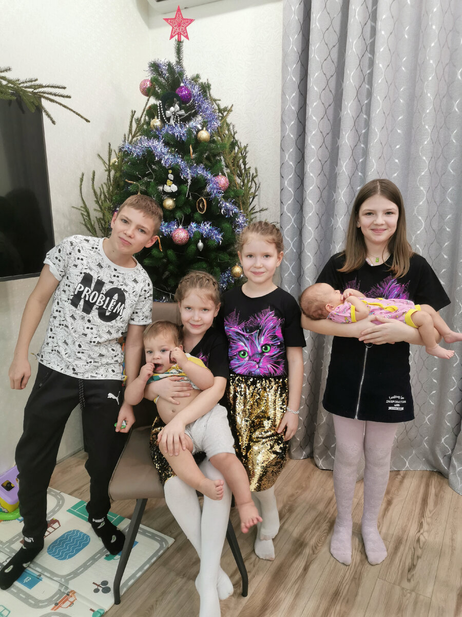 Племянницы держат на руках моих детей. 