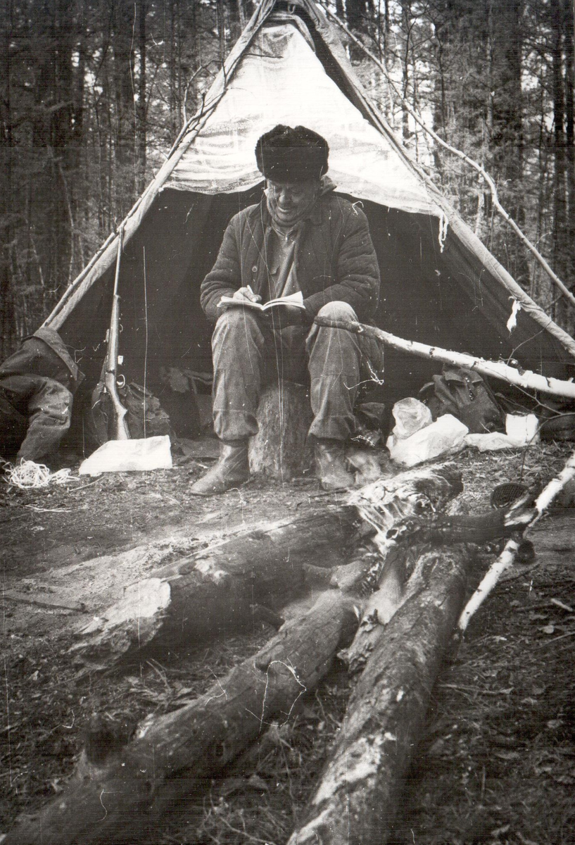 Главное правило Н.Д. Кузакова - Ни дня без строки! Даже в таежном походе находит время для литературы