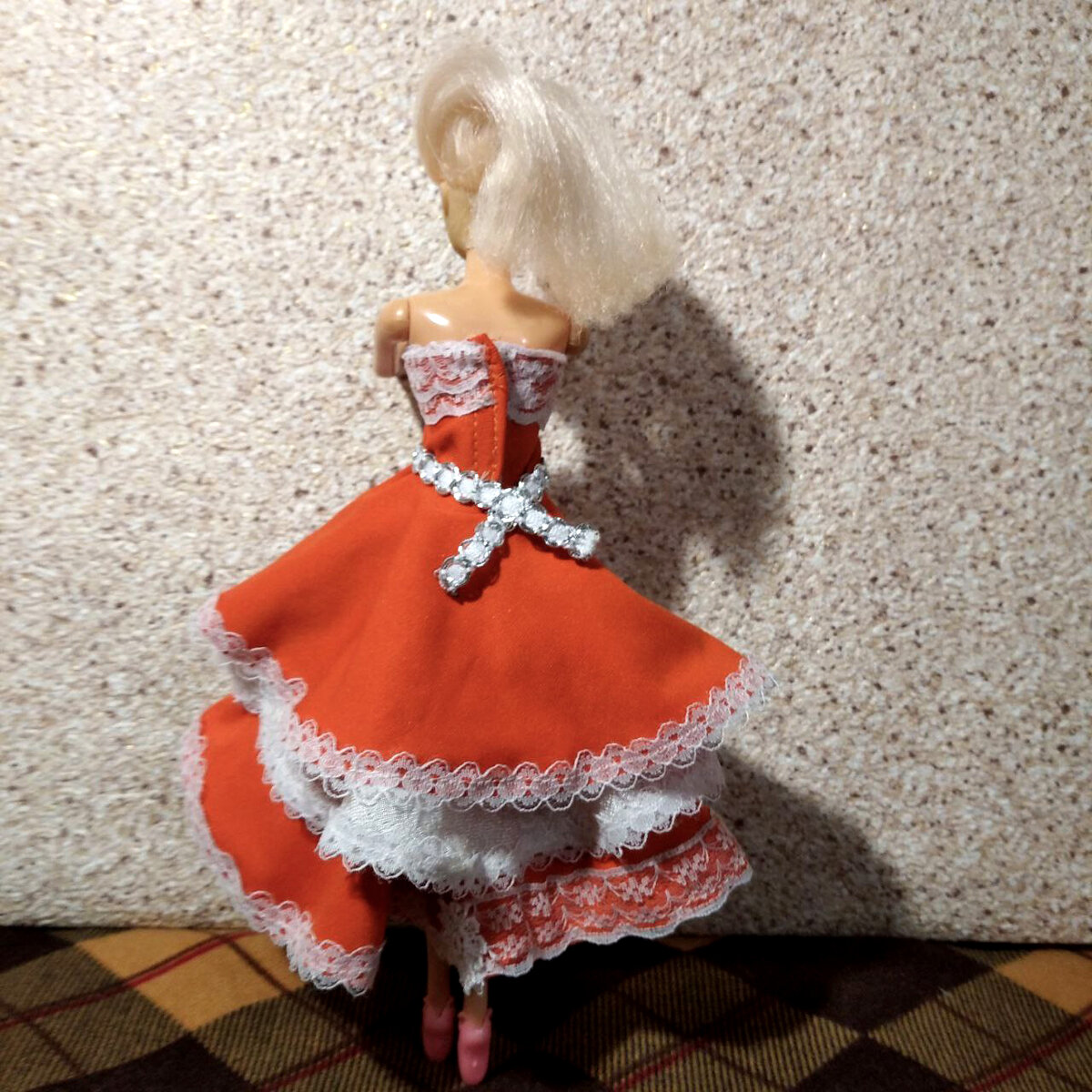 Платье для куклы за 5 минут без шитья своими руками