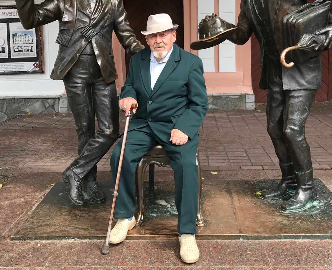 А.Ф. Федотов на фоне памятника Остапу Бендеру и Кисе Воробьянинову. Чебоксары. 2019 год