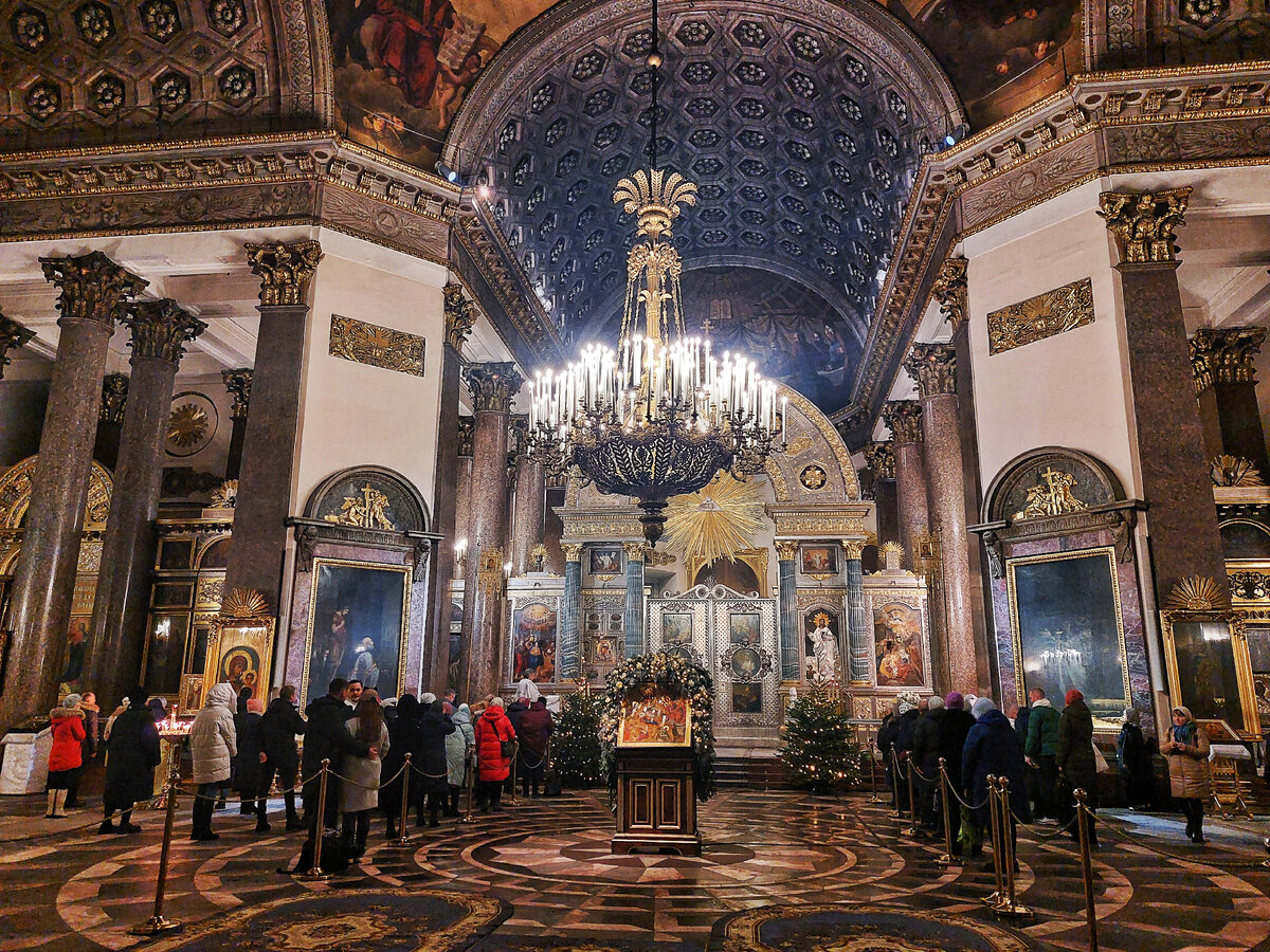 Внутри собора