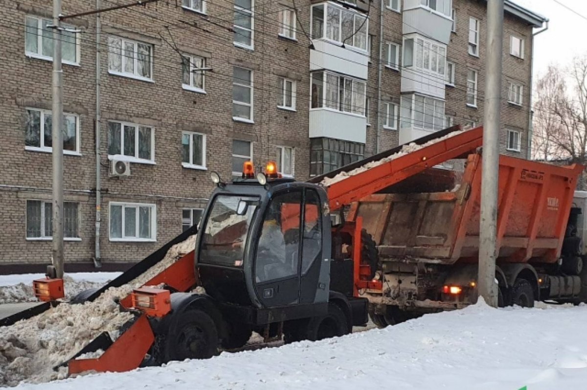    Дороги и тротуары Томска в субботу от снега убирают больше 80 спецмашин