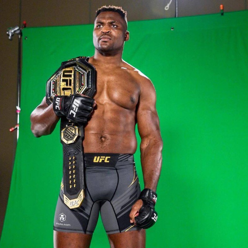 Фрэнсис Нганну с поясом чемпиона UFC