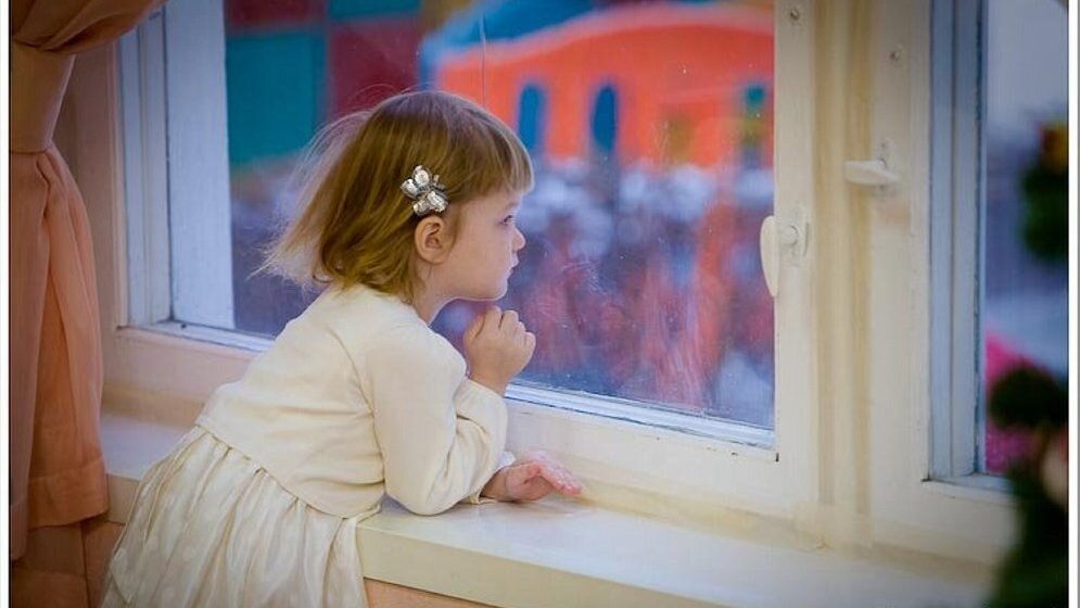 Домой летом не придет. Дети ждут. Ждем чудо ребенок. Ожидание у окна. Ожидание маленькая девочка.