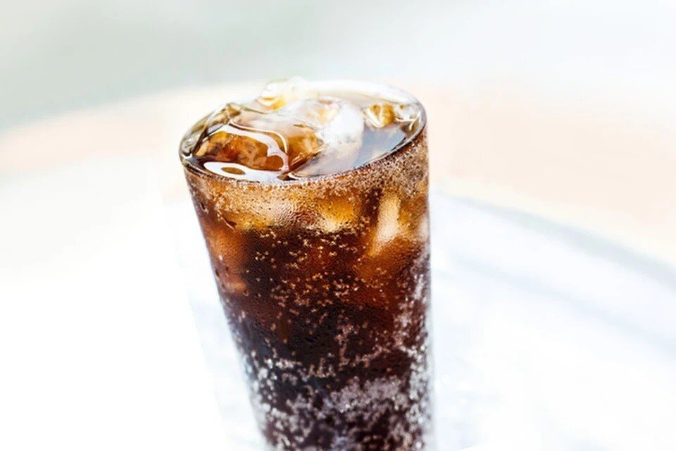     Объем продаж газированных напитков России упал, но не в денежном выражении  Shutterstock