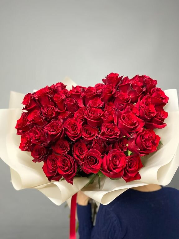 Букет из 49 красных роз в виде сердца