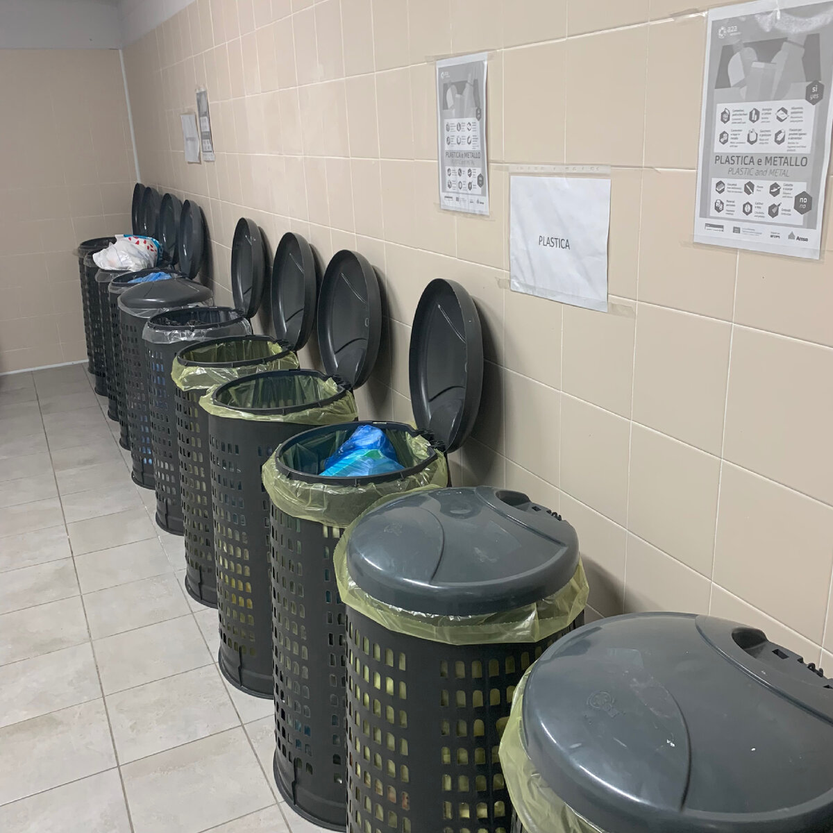 В доме для каждого вида отходов стоят свои баки с пакетами разных цветов, а также табличками, надписями и примерами с картинками. Чтоб уж точно не перепутали 