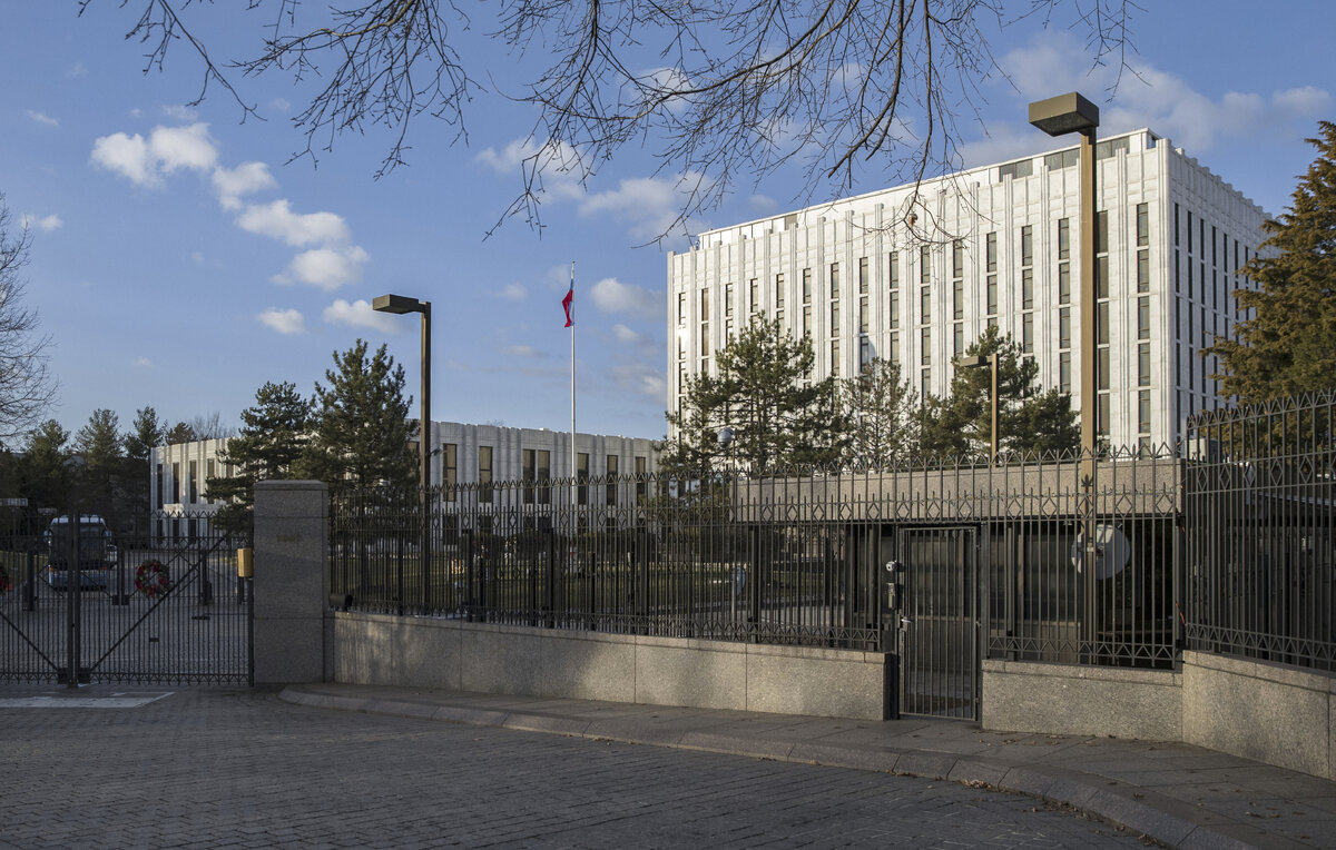    Здание посольства России в США  EPA/SHAWN THEW