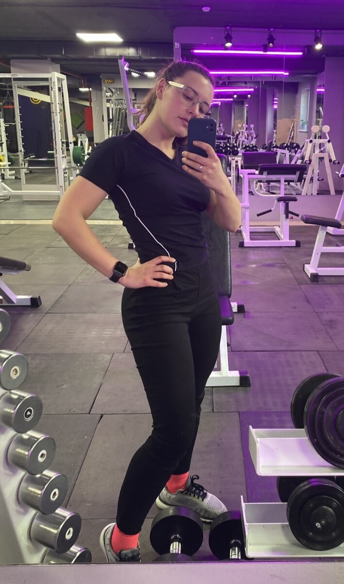 Лосины идут гармошкой, не сидят, как надо, наверху на талии стянуты булавкой. 