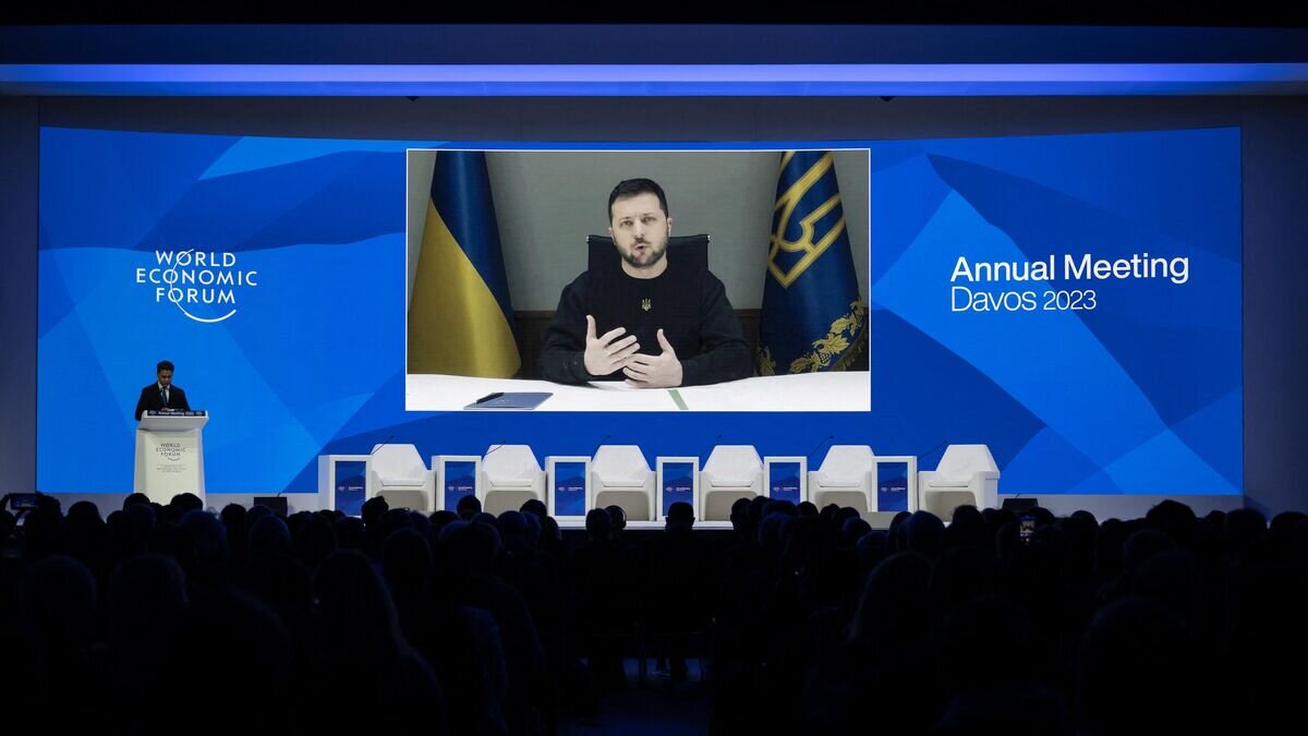    Президент Украины Владимир Зеленский выступает перед участниками Всемирного экономического форума в Давосе© AFP 2023 / Fabrice Coffrini
