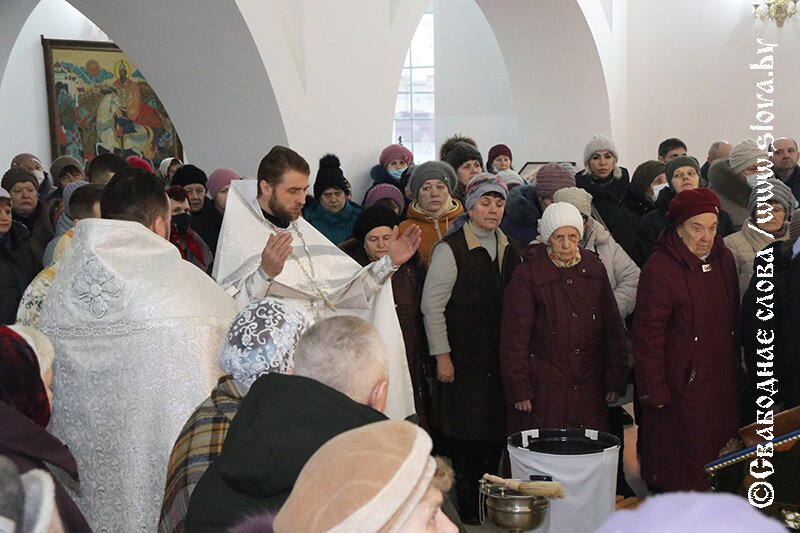 На праздничную службу в православные храмы Рогачева пришли сотни людей.