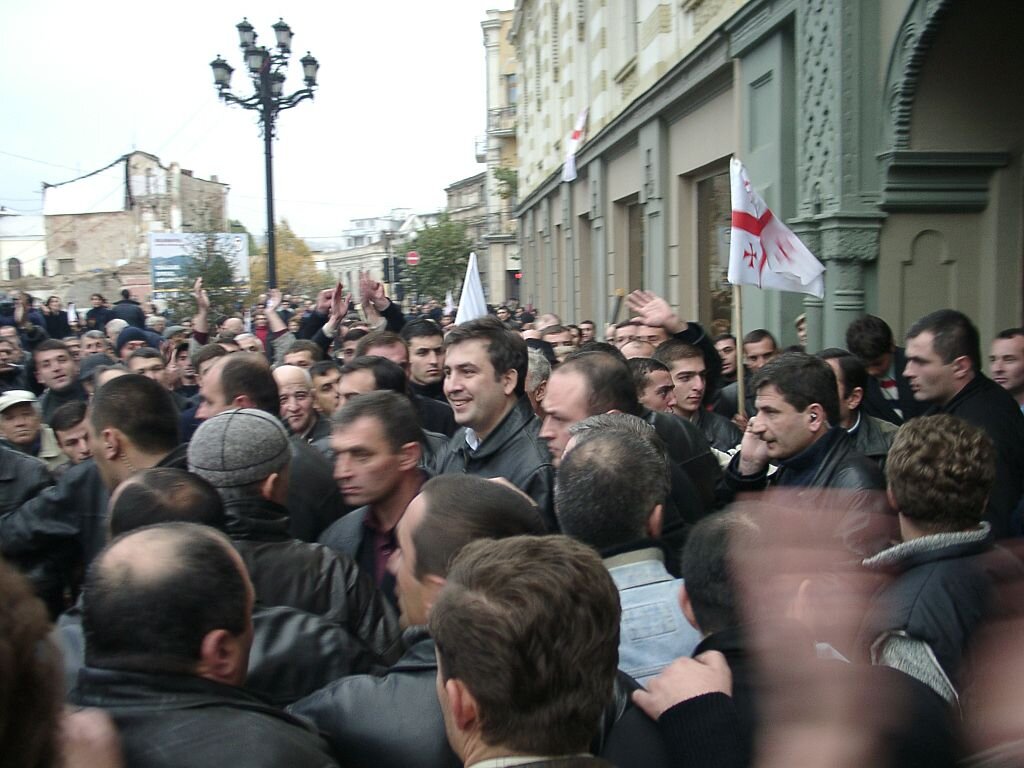 Саакашвили (в центре) на площади Свободы во главе оппозиции. Тбилиси, 5 ноября 2003 года.