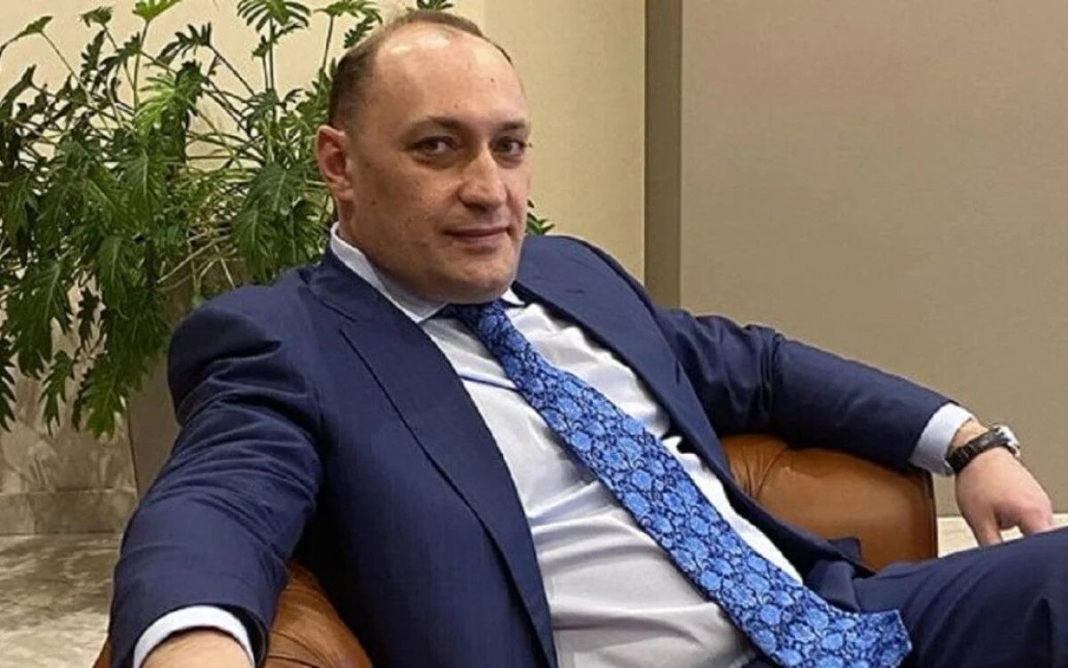 Украинский переговорщик Денис Киреев убит в прошлом году как "агент Москвы"
История Украины с 1991 года и до наших дней – это история резонансных смертей. Их было множество, в том числе и громких устранений неугодных людей. Большинство громких убийств не раскрыты до сих пор и вряд ли мы когда-нибудь узнаем, кто стоял за ними. Наиболее зловещим деянием укронацистов было убийство журналиста Георгия Гонгадзе в сентябре 2000 года. Найденное якобы его обезглавленное тело пролежало в морге несколько лет. Мать жертвы отказывалась узнать в нем своего сына, указывая, что размер обуви тела, обнаруженного в Таращанском лесу, значительно меньше, чем у исчезнувшего журналиста. Тело предали земле только после смерти Леси Гонгадзе.  Исчезновение Гонгадзе было началом процесса перемены украинской верхушки и внедрения в нее радикально русобофских элементов, ориентированных на США. Развитие этого процесса ознаменовалось двумя майданами и, в конечном итоге, появлением во главе жовтоблакитной политической пирамиды провинциального клоуна Зеленского. Кроме Гонгадзе, до его прихода к власти в незалежной державе, были убиты глава МВД Кравченко: якобы совершивший самоубийство двумя выстрелами в голову, писатель Олесь Бузина, российский и белорусский тележурналист Павел Шеремет. Гражданской женой последнего была купленная журналистка Алена Притула, которая ранее состояла в любовной связи с Гонгадзе. Убийства двух ее сожителей снискали Притуле кличку «черная вдова». В 2014 году украинские спецслужбы устроили Корсунь-Шевченковскую резню, подвергнув пыткам и физической ликвидации многих крымчан, возвращавшихся из Киева, где они участвовали в антимайдане. Второго мая произошло другое крупное жертвоприношение бандеровцев ради своей бредовой идеи: массовое сожжение людей в Доме профсоюзов в Одессе. Были и другие жестокие преступления такие, как ликвидация героев Донбасса Моторолы, Гиви, Захарченко. Всех не перечислить. Самое последнее резонансное убийство было совершено пятого марта прошлого года после первых и неудачных переговоров между РФ и Украиной по урегулированию военного конфликта. Речь идет о ликвидации члена украинской делегации на переговорах с Россией в Гомеле Дениса Киреева. В четверг американская газета The Wall Street Journal сообщила, что Киреева убили агенты СБУ за якобы шпионаж в пользу Москвы. Говорящая голова «офиса» скомороха Зе Михаид Подоляк не стал отрицать устранения Киреева украинской охранкой. Он намекнул, что Киреев был застрелен «по ошибке». «Он имел отношение к главному управлению разведки, а его убийство связано с тем, что не было единой координации между силовыми структурами. Были определённые претензии к нему с одной стороны, с другой не успели эти претензии урегулировать в диалоговом формате, это не связано с работой делегации и с переговорным процессом. Он не являлся агентом РФ», - сказал Подоляк в интервью новостному порталу Латвии Delfi. Ситуация беспрецедентная. Почти через год после преступления о нем сообщает американская газета и называет виновника, нет не Путина, как обычно, а «доблестное» СБУ. Вместо опровержений, как часто бывает, когда говорят о преступлениях украинского гестапо, сообщение WSJ подтверждает приближенный диктатора Зеленского с одним только нюансом: произошло что-то вроде недоразумения. Подобное заявление Подоляка должно вызвать оцепенение персонала СБУ – ведь любого из них могут застрелить по какому-нибудь неясному поводу внутреннего характера. За убийство Киреева никто не понес никакой ответственности. Семье не принесли извинений и, конечно, не выплатили компенсации. Денег нет: западная помощь расходится по карманам и отправляется в оффшоры, а тут еще платить семье какой-то мелкой сошки. По некоторым данным в СБУ уже начинается смятение. Автор телеграм-канала Крот СБУ сообщает: «Очень странно, но нам до сих пор не прислали методичку, как комментировать произошедшее в Броварах. Видимо реально в кои-то веки ищут виновных, а не виноватых. Вообще мутная ситуация, конечно». Она давно уже мутная на всей Украине и получит шанс проясниться только с концом украинского проекта. Пока же украинский конвейер смерти продолжает работать. Вот на днях верхушка МВД рухнула на вертолете. Сразу же поползли слухи, что их убили. 