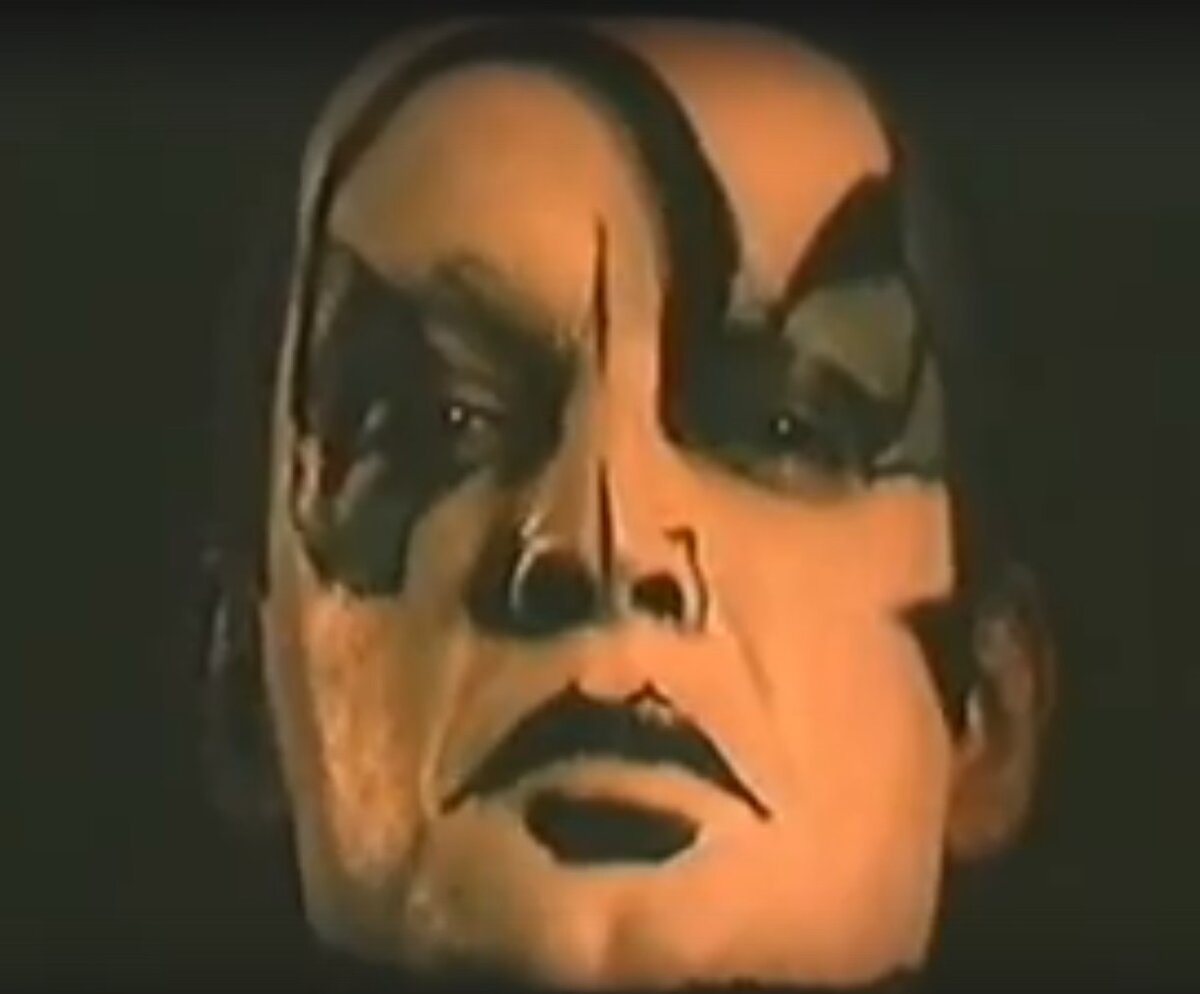 Кадр из фильма "Час быка", по И.Ефремову. Представитель элиты Торманса в беседе с землянкой. Что-то очень и очень знакомое...