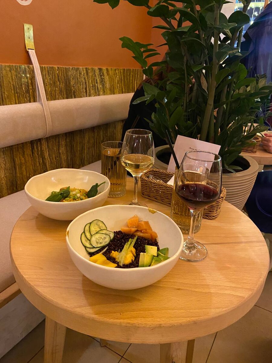 Так как сумма заказа выше 500 рублей, то мы получили по бокалу вина