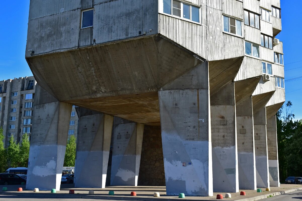 Дом на куриных ножках СПБ на Новосмоленской набережной