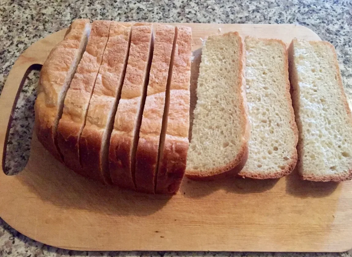 хлеб нарезанный ломтиками. хлеб разрезанный. каким ножом резать хлеб. нарезка хлеба. хлеб белый нарезной.