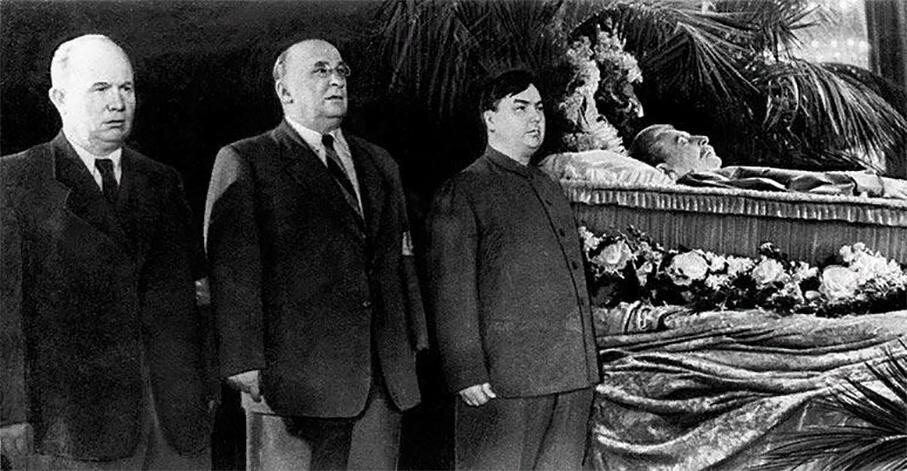 Хрущев, Берия и Маленков на похоронах Иосифа Сталина