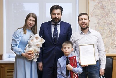    Жители городского округа Домодедово Иван и Анна Елагины с главой округа Домодедово ©