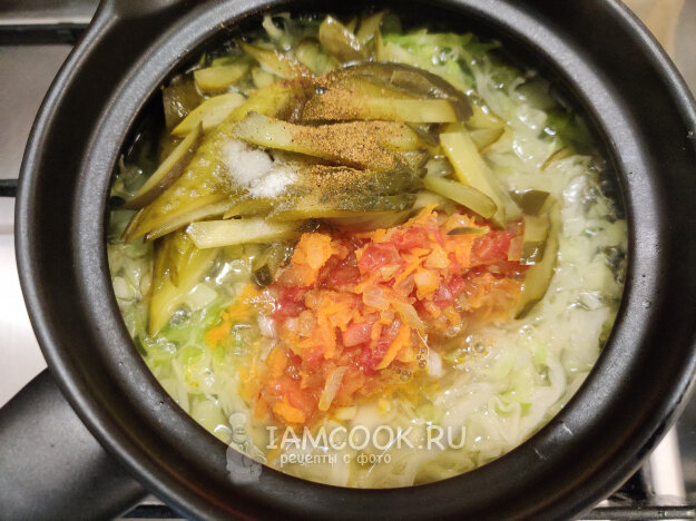 Овощная подлива к рису. Азиатский суп в огромной кастрюле. Название азиатского супа с бульоном в кастрюле. Название азиатского супа с бульоном в кастрюле на огне.