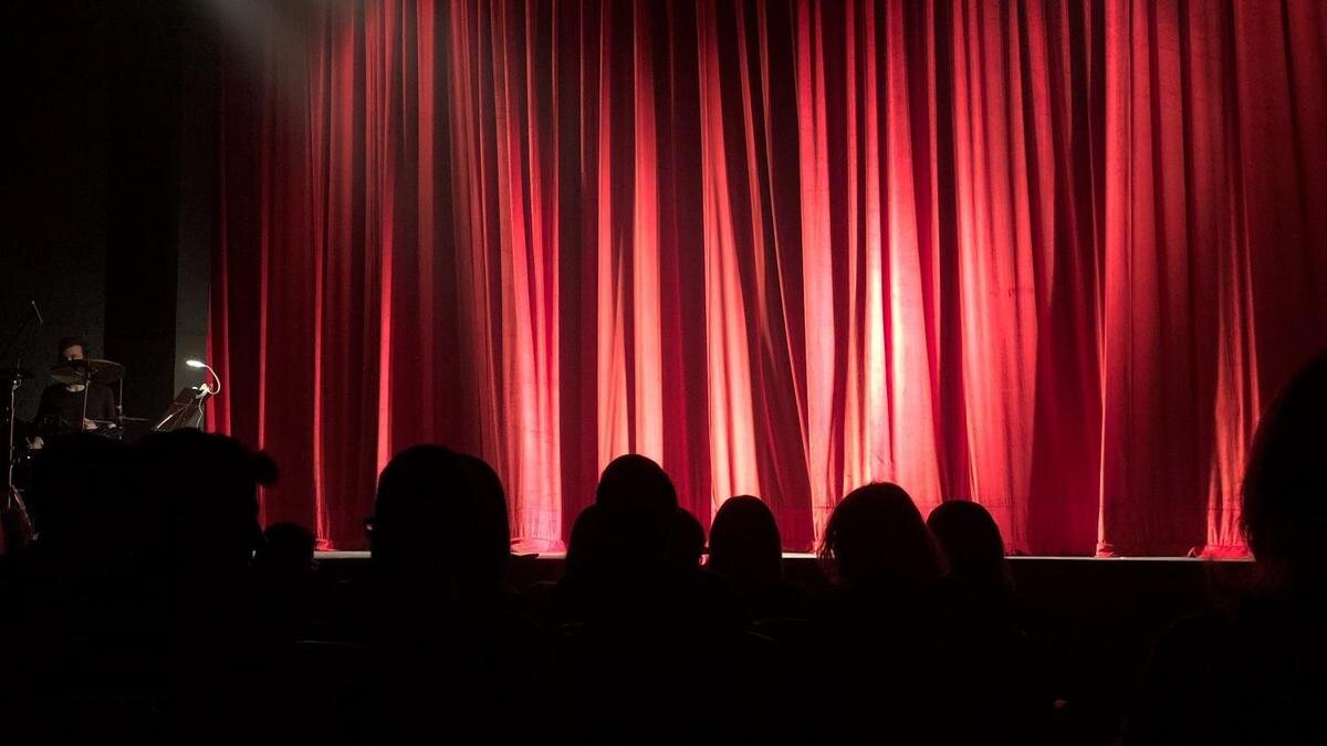    Зрители сидят в театре:pexels.com